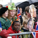 Mange var møtt fram for å hilse til Prins Charles og Hertuginne Camilla i Bergen (Foto: Carence House)